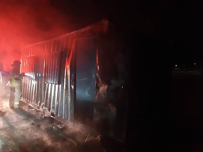 [광주=뉴시스] 이영주 기자 = 19일 오후 8시 37분께 광주 광산구 명도동 한 컨테이너에서 불이 나 소방 당국에 의해 1시간 24분만에 꺼졌다. (사진 = 광주 광산소방서 제공) 2022.05.19. photo@newsis.com *재판매 및 DB 금지