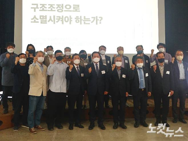 강원도대학포럼이 19일 커먼즈 필드 춘천에서 창립총회를 열고 활동을 시작했다. 정예현 강원CBS 대표(앞줄 가운데) 등 언론계, 경제계, 시민단체 대표 등은 고문으로 활동하며 지역사회의 관심을 유도할 예정이다. 박정민 기자