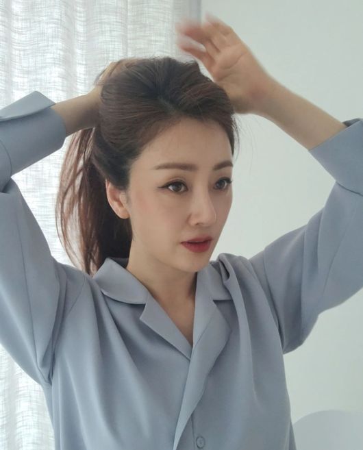 Actor Oh Na-ra showed a beautiful class that still existed over the years.On the 19th, Oh Na-ra posted a picture on her instagram saying, I tied my head and eat melon.In the photo, Oh Na-ra is tied to her head, her eyes with determined will, her lips slightly open, her arms raised to tie her hair, reminiscent of a picture.Oh Na-ra showed a strange appearance eating melons after tying her hair in a rash manner, but she is a mambo sister with a lot of wrong aspects, but she boasts a beauty of 40s who is as good as 20s.On the other hand, Oh Na-ra is appearing on TVN Six Sense 3 and appears in the new drama Hwang-Hyeon.