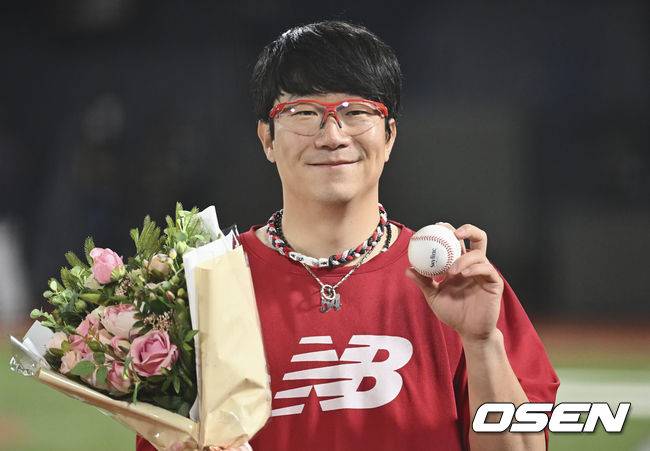 [OSEN=부산, 이석우 기자]KIA 타이거즈 양현종이 최연소 150승을 달성하고 기록 달성공과 꽃다발을 들고 포즈를 취하고 있다. 2022.05.19 / foto0307@osen.co.kr