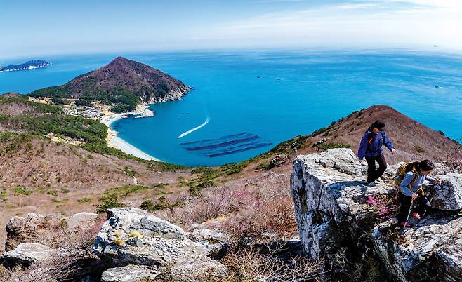 망산 내봉산에서 바라본 아찔한 남해 풍광. 유람선이 양식장을 선회하는 여차몽돌해변을 품은 천장산 너머로 갈곶과 해금강이 보인다. 오른쪽 끝에는 다도해의 보석 홍도가 솟아 있다.