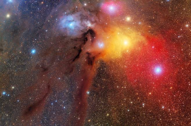심우주 분야에서 금상을 받은 정병준 시의 ‘Rho Ophiuchi cloud complex’.