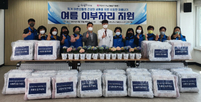 청주자생한방병원 최우성 병원장(가운데)이 독거 어르신들을 위한 혹서기 물품을 청주시독거노인통합지원센터에 전달하고 있다.