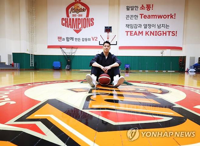 프로농구 플레이오프 MVP 김선형 (용인=연합뉴스) 홍기원 기자 = 2021-2022 KGC인삼공사 정관장 프로농구 우승팀 서울 SK 나이츠 김선형이 18일 경기도 용인시 SK나이츠 체육관에서 진행된 연합뉴스와의 인터뷰에서 포즈 취하고 있다. 2022.5.18 xanadu@yna.co.kr
