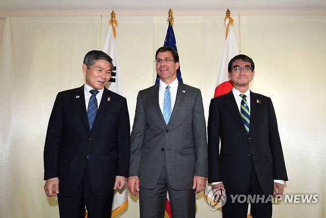 포즈 취하는 한미일 국방장관 (방콕=연합뉴스) 임헌정 기자 = 2019년 11월 17일 당시 정경두 국방부 장관이 방콕 아바니 리버사이드 호텔에서 열린 한미일 국방장관 회담에서 마크 에스퍼 미국 국방부 장관, 고노 다로 일본 방위상과 포토세션을 하고 있다. 2019.11.17 kane@yna.co.kr