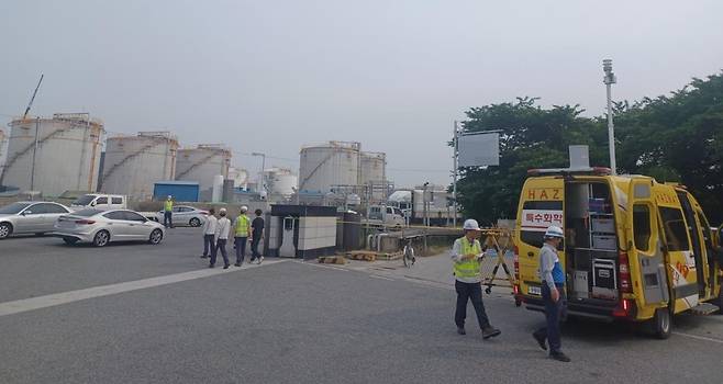 19일 오전 울산시 남구 매암동에 매설된 암모니아 이송 배관에서 암모니아가 누출되는 사고가 발생해 울산소방본부가 사고를 수습하고 있다. [울산소방본부 제공. 재판매 및 DB 금지]