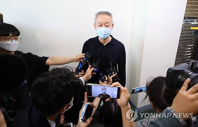 취재진 질문에 답하는 백운규 전 장관 (서울=연합뉴스) 김도훈 기자 = 백운규 전 장관이 19일 오후 서울 성동구 한양대 퓨전테크놀로지센터 사무실 앞에서 '산업부 블랙리스트' 의혹 사건 관련 검찰의 압수수색이 끝난 뒤 취재진 질문에 답하고 있다. 
2022.5.19 superdoo82@yna.co.kr