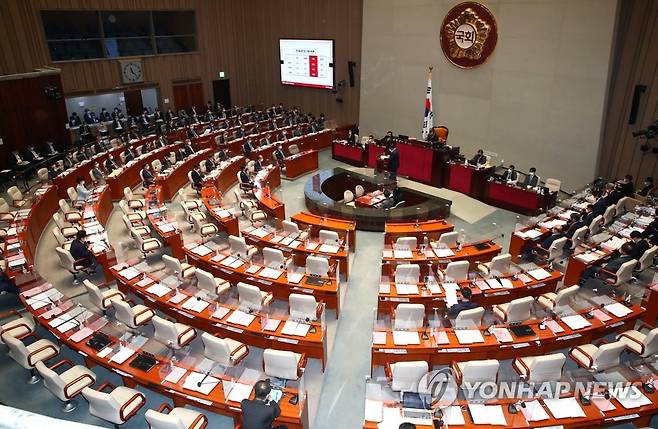 국회 예결위 전체회의 (서울=연합뉴스) 이정훈 기자 = 19일 국회에서 예산결산특별위원회 전체회의가 열리고 있다. 2022.5.19 [국회사진기자단] uwg806@yna.co.kr