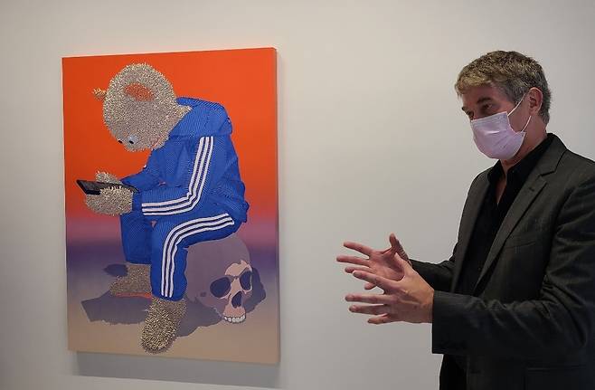 (서울=연합뉴스) 김준억 기자 = 큐레이터 댄 캐머런이 19일 BB&M 갤러리에서 전시작을 설명하고 있다. 2022.5.19.