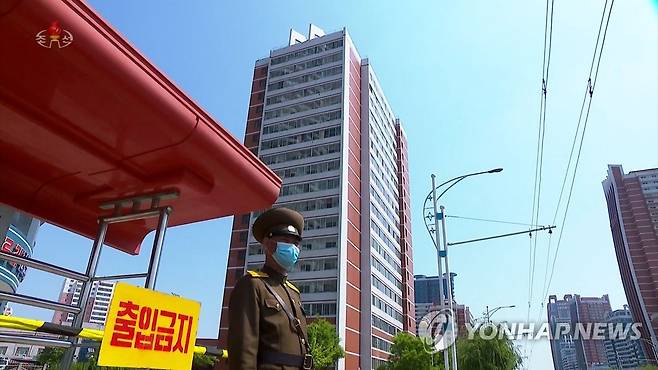 평양 미래과학자거리에 코로나19 출입금지 (서울=연합뉴스) 북한이 국가방역체계가 최대비상방역체계로 이행되면서 평양의 미래과학자거리의 한 버스정류장에 출입금지 표시가 붙어있다. [조선중앙TV 화면] 2022.5.18 
    [국내에서만 사용가능. 재배포 금지. For Use Only in the Republic of Korea. No Redistribution] nkphoto@yna.co.kr