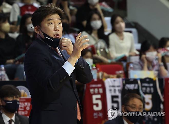 작전 지시하는 김승기 감독 (안양=연합뉴스) 홍기원 기자 = 6일 경기도 안양실내체육관에서 열린 프로농구 챔피언결정전 3차전 안양 KGC 인삼공사와 서울 SK 나이츠의 경기. KGC 김승기 감독이 작전을 지시하고 있다. 2022.5.6 xanadu@yna.co.kr