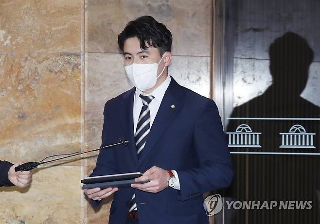 비공개 의총 결과 브리핑하는 오영환 (서울=연합뉴스) 이정훈 기자 = 더불어민주당 오영환 원내대변인이 16일 오전 국회에서 비공개 의원총회 결과를 브리핑하고 있다. 민주당은 이날 의총에서 성 비위 사건에 연루된 박완주 의원을 제명하기로 했다. 2022.5.16 [국회사진기자단] uwg806@yna.co.kr