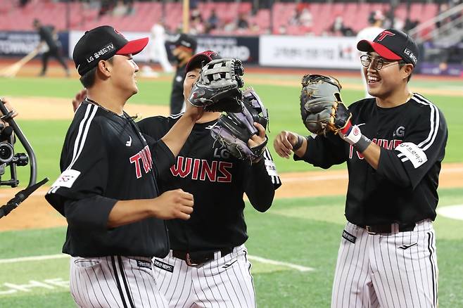 호수비 후 김현수(가운데)와 채은성(오른쪽)의 축하를 받는 LG 이재원(왼쪽) [LG 트윈스 제공. 재판매 및 DB 금지.]