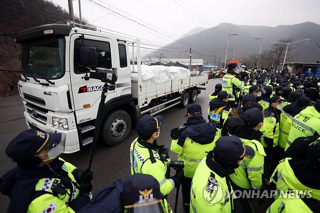 성주 기지로 향하는 공사 차량 [연합뉴스 자료사진]
