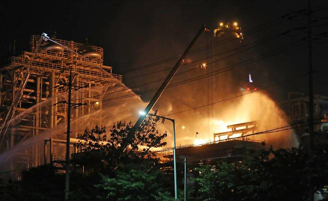 19일 오후 울산시 울주군 온산공단 에쓰오일 울산공장에서 폭발로 대형 화재가 발생해 20일 오전까지 진화 작업이 이어지고 있다.(사진=연합뉴스)