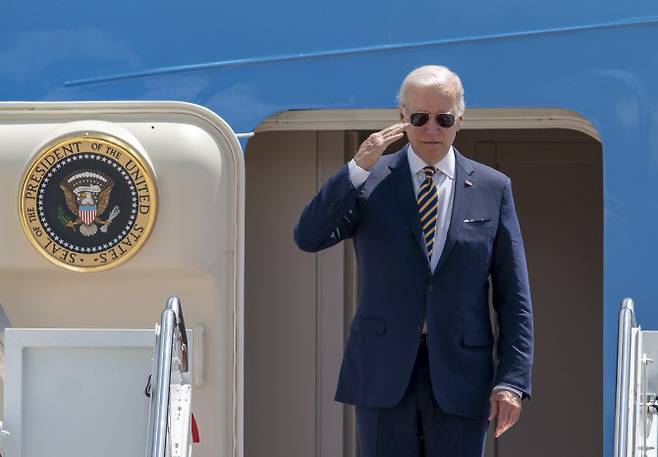 조 바이든 미국 대통령이 19일(현지시간) 방한을 위해 미국 앤드루스 공군 기지에서 에어포스원 전용기를 탑승하고 있다.(사진=뉴시스)