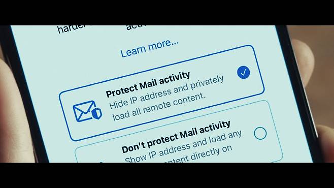 캠페인 영상 속 주인공 ‘엘리’가 누른 메일 보호 기능. (사진=애플)