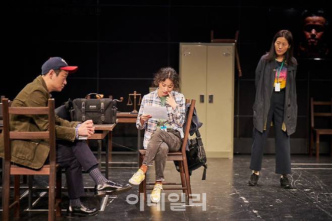 연극 ‘당선자 없음’의 한 장면. (사진=두산아트센터)