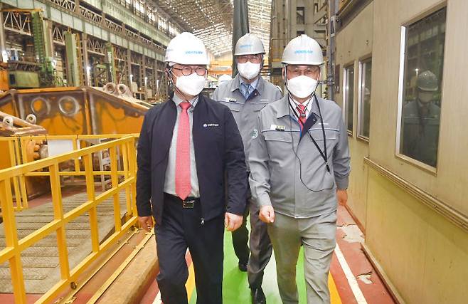 박일준 산업통상자원부 제2차관(왼쪽)이 20일 오후 경남 창원 원자력발전소 기자재 기업인 두산에너빌리티 현장을 둘러보고 있다. (사진=산업부)