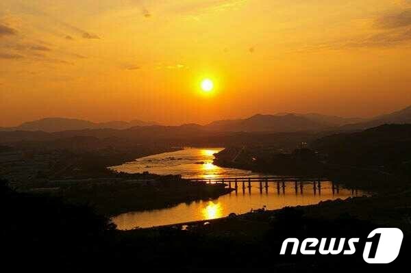 천등산에서 바라보는 남한강 낙조.(충주시 제공)2021.7.23/© 뉴스1
