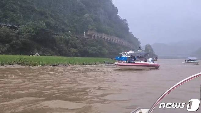 강원 춘천 의암댐 선박 전복 사고 전 인공수초섬 작업 모습.(뉴스1 DB)