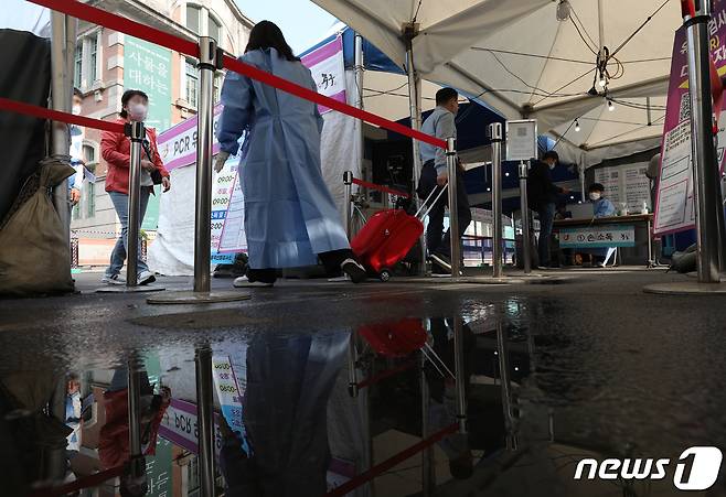 20일 오전 서울역 광장에 마련된 신종 코로나바이러스 감염증(코로나19) 임시선별검사소에서 시민들이 PCR(유전자 증폭) 검사를 받기 위해 줄을 서 있다. 이날 0시 기준 코로나19 신규 확진자는 2만 5125명 발생했다. 금요일 기준으로는 지난 1월 28일 1만6090명 이후 16주일(112일, 3개월 22일) 만에 최저 규모다. 정부는 코로나19 확진자에게 7일간의 격리 의무를 부여하는 현행 방침을 오는 6월20일까지 4주간 더 연장하기로 했다. 2022.5.20/뉴스1 © News1 신웅수 기자