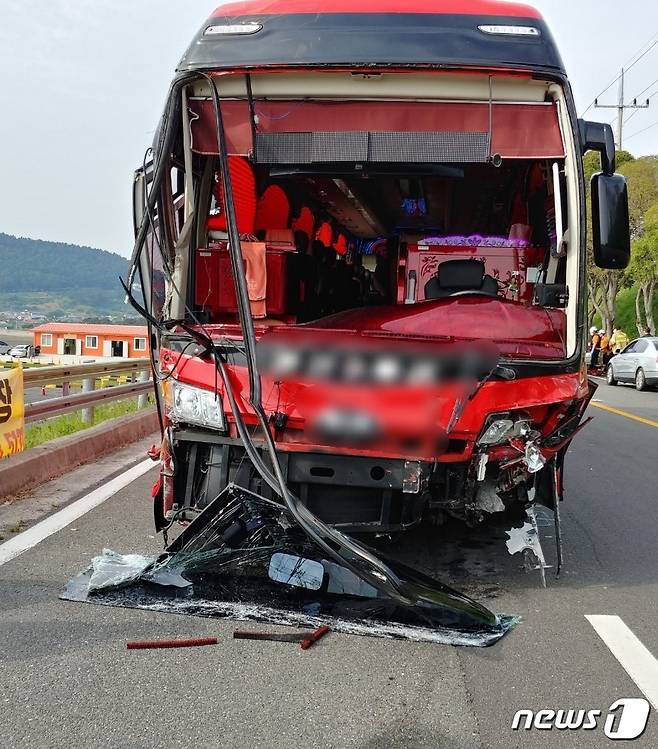 경남 남해에서 승용차와 유치원생을 태운 관광버스가 정면 출돌해5명의 사상자가 발생했다. 사진은 사고로 심하게 파손된 버스. (경남경찰청 제공) © 뉴스1