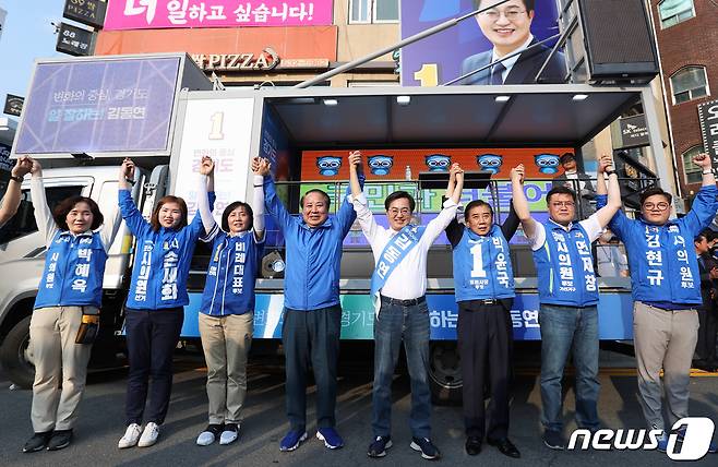 김동연 더불어민주당 경기도지사 후보가 20일 오후 포천을 찾아 박윤국 시장 후보 등과 함께 포천지역 발전을 약속했다.(김동연 캠프 제공)/© 뉴스1