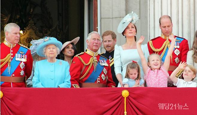 사진 : 엘리자베스 여왕 2세과 영국 왕실 일가 (사진제공 : 크라운구스)