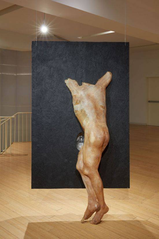 라잉(Lying) 헤르마프로디토스, 2017, 화이버글래스, 레진, 아크릴, 투명 아크릴 스프레이, 175 x 61 x 33 cm. 곽영준 作. 사진제공 = 아르코미술관