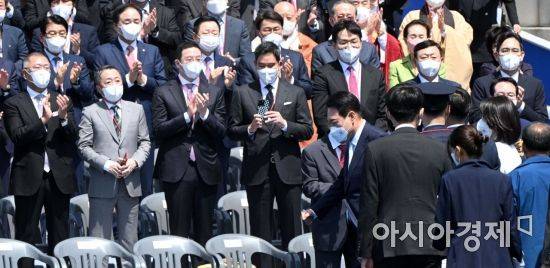 윤석열 제20대 대통령이 10일 국회에서 열린 취임식에 참석하며 기업 총수들의 박수를 받고 있다./윤동주 기자 doso7@