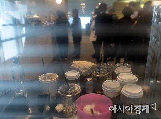 서울의 한 관공서에 입주한 커피숍, 이용자 대다수는 공무원들이지만 매장내 플라스틱 컵 등 일회용컵 사용은 여전하다./윤동주 기자 doso7@