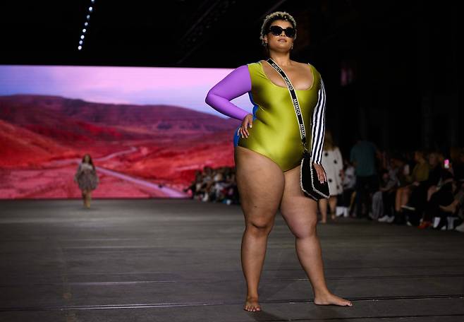 5월 12일 호주 시드니에서 열린 2022 호주 패션 위크 커브에딧 패션쇼에서 한 모델이 플러스 사이즈 수영복을 선보이고 있다./EPA 연합뉴스
