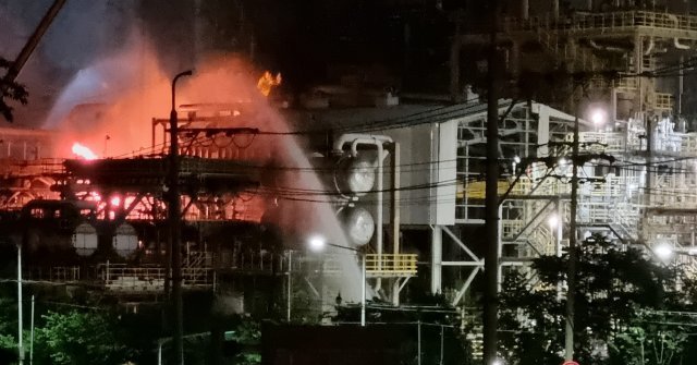 19일 오후 울산시 울주군 온산공단 S-OIL(에쓰오일) 공장에서 폭발·화재 사고가 발생해 소방당국이 진화 작업을 벌이고 있다. 소방청 제공