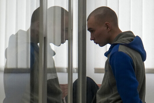민간인 사살 혐의로 기소된 바딤 시시마린 병장이 19일 우크라이나 키이우의 법정에 서 있다. 키이우/AP 연합뉴스
