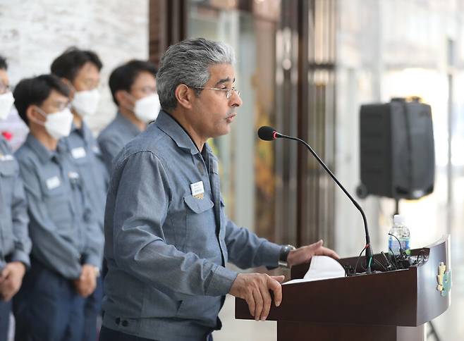 20일 울산시 울주군 온산읍 에쓰오일 공장에서 후세인 알-카타니가 에쓰오일 최고경영자(CEO)가 전날 발생한 폭발 화재 사고에 대한 사과문을 발표하고 있다. 연합뉴스