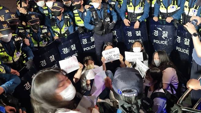 한국대학생진보연합 회원들이 바이든 미국 대통령의 방한 기간 숙소로 사용되는 그랜드 하얏트 호텔 인근에서 기습시위를 벌이며 경찰과 대치하고 있다. 서혜미 기자