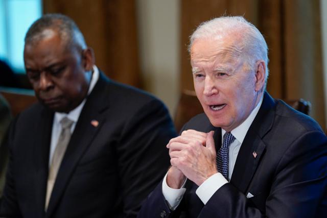 조 바이든 미국 대통령이 20일(현지시간) 백악관 캐비닛룸에서 회의를 진행하고 있다. AP=뉴시스