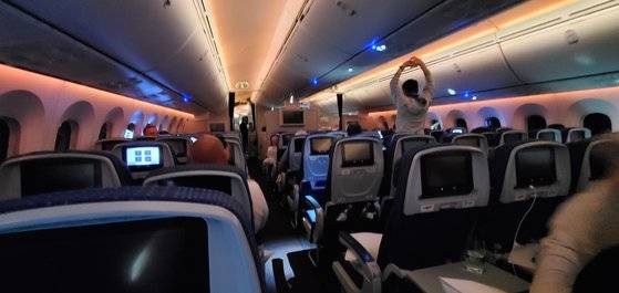 조 바이든 미국 대통령의 취임 후 첫 아시아 순방에 함께하는 백악관 미디어 전세기 내부 모습. 기내 엔터테인먼트가 제공되지 않아 개인 화면에 아무런 표시가 없다. 백악관 전세기=박현영 특파원