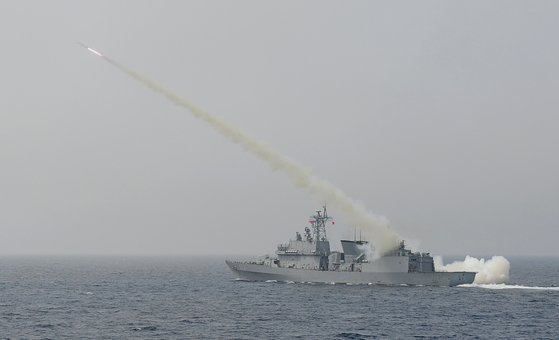 지난 2017년 해상ㆍ공중 유도탄 실사격 훈련에 참가한 해군의 구축함 양만춘함이 하푼 함대함미사일을 발사하고 있다. [사진=해군 제공]