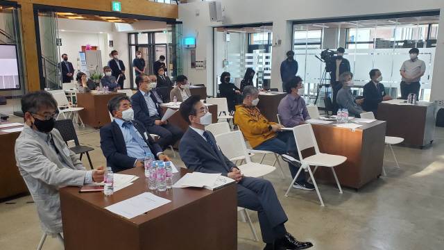 ▲ 강원도대학포럼은 19일 김중석 강원도민일보 회장을 비롯한 도내 언론, 지역대학 교수, 시민단체 등이 참석한 가운데 춘천 커먼즈필드에서 창립총회와 포럼을 열었다.