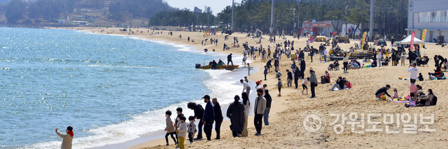 도내지역에 전형적인 봄 날씨를 보인 3일 속초해수욕장을 찾은 관광객들이 바다를 보며 봄을 만끽하고 있다. 강영진 객원사진기자