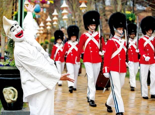 덴마크 ‘티볼리’의 근위병과 피에로
