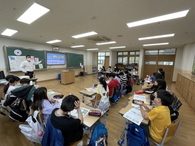 민팃 임직원이 언남초등학교에서 자원순환 교육을 진행하고 있다. 사진=민팃 제공