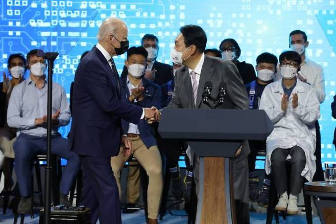 악수하는 조 바이든 미국 대통령(왼쪽)과 윤석열 대통령.   연합뉴스