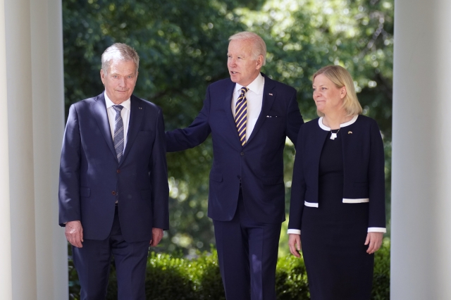 조 바이든(가운데) 미국 대통령이 19일(현지시간) 워싱턴 DC 백악관에서 사울리 니니스토(왼쪽) 핀란드 대통령, 마그달레나 안데르손 스웨덴 총리와 연설을 위해 로즈가든으로 이동하고 있다. AP뉴시스