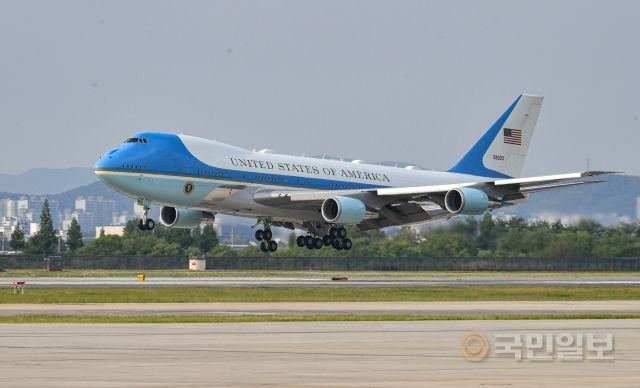 조 바이든 미국 대통령이 탑승한 에어포스원이 20일 오후 5시21분 경기도 오산 미 공군기지에 착륙하고 있다.