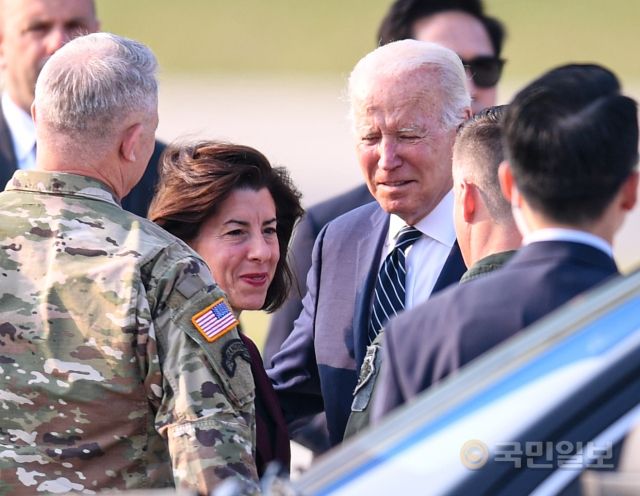 조 바이든 미국 대통령이 20일 경기도 오산 미 공군기지에 전용기인 에어포스원을 타고 도착해 지나 러몬도 상무장관(왼쪽)과 함께 인사하고 있다.