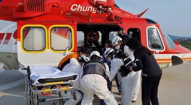 20일 충남 태안군 한 아파트 광장에서 산책하던 모자가 맹견에 물려 닥터헬기로 이송을 받고 있다./사진=뉴스1