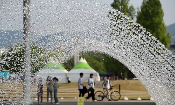 토요일은 전국이 대체로 맑겠다. 강원·전라·경상 지역에서는 오후 한때 소나기가 쏟아질 수 있다. 사진은 지난 18일 대구 남구 영남대학교 정문 앞을 지나는 학생들. /사진=뉴스1